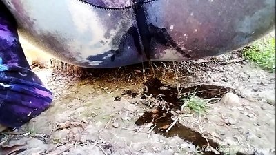 Pišanje na ulici! Dođite gledati kako LilKiwwiMonster mokri gaćice i piša u prljavštinu!